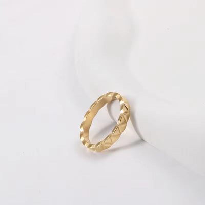 Non Tarnish 18K Gold Plated Scalloped Croissant Ring Stainless Steel Narrow Band Finger Ring