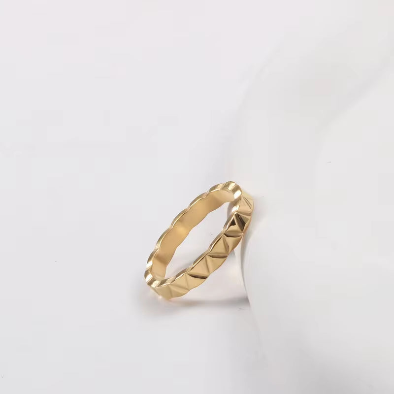 Non Tarnish 18K Gold Plated Scalloped Croissant Ring Stainless Steel Narrow Band Finger Ring